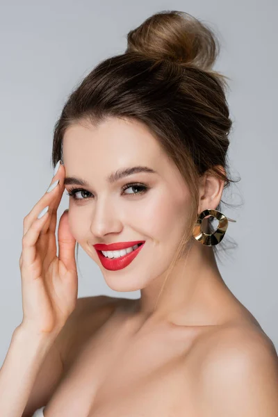 Sonriente Mujer Con Labios Rojos Sosteniendo Mano Cerca Cara Mientras —  Fotos de Stock