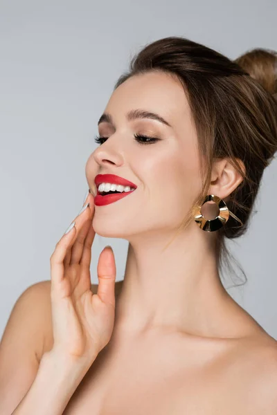 Mujer Joven Feliz Con Labios Rojos Tocando Cara Perfecta Aislado —  Fotos de Stock