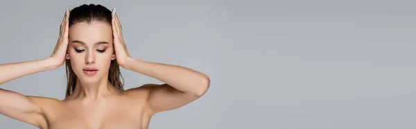 Νεαρή Γυναίκα Γυμνούς Ώμους Αγγίζοντας Βρεγμένα Μαλλιά Απομονωμένη Γκρι Banner — Φωτογραφία Αρχείου