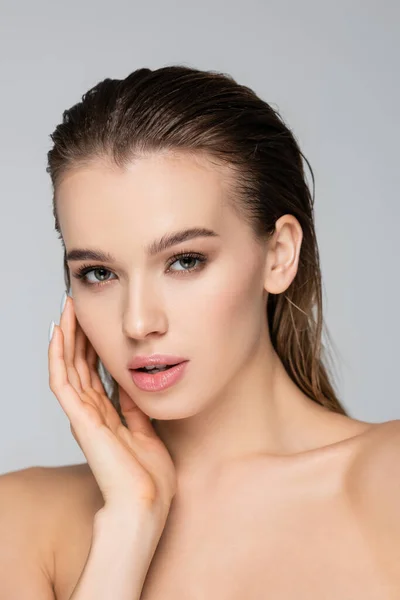 Ung Kvinna Med Naturlig Makeup Tittar Kameran Isolerad Grå — Stockfoto