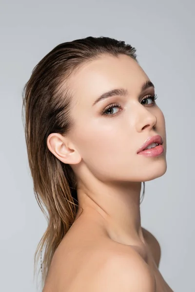 Ung Kvinna Med Ren Hud Och Naturlig Makeup Tittar Kameran — Stockfoto