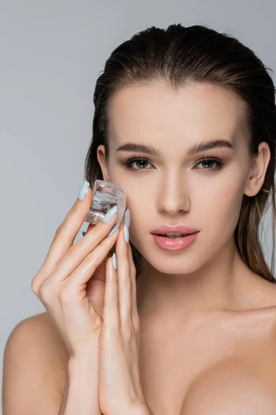 Mujer Joven Con Piel Perfecta Sosteniendo Cubo Hielo Aislado Gris —  Fotos de Stock