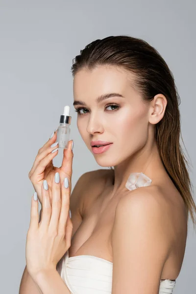 Vacker Ung Kvinna Håller Kosmetiska Serum Medan Tittar Kameran Isolerad — Stockfoto