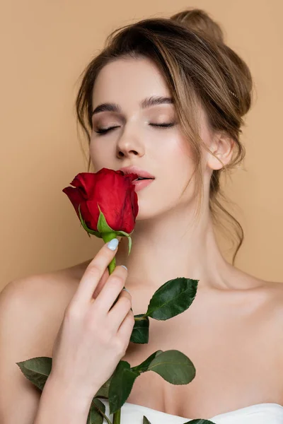 Mujer Encantadora Con Hombros Desnudos Sosteniendo Rosa Roja Cerca Labios —  Fotos de Stock