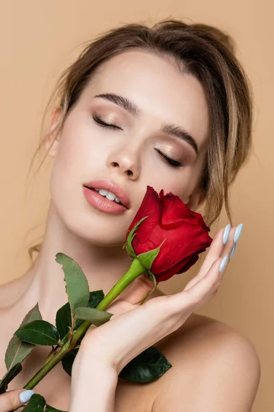 Mujer Joven Con Maquillaje Natural Rosa Roja Aislada Beige — Foto de Stock