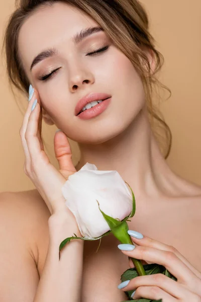 Vue Rapprochée Jeune Femme Maquillage Naturel Proche Rose Blanche Isolée — Photo