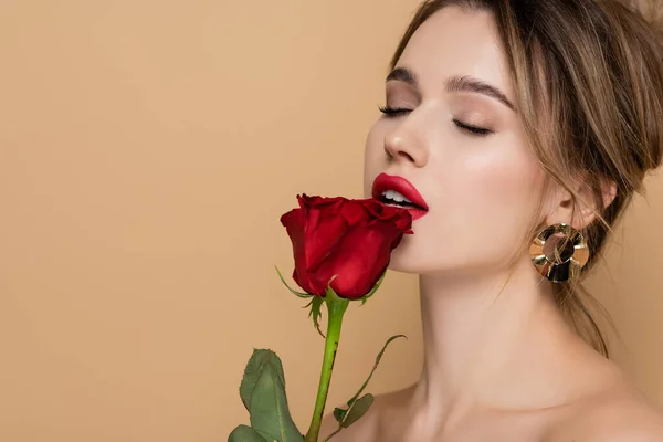 Jovem Bonita Com Olhos Fechados Segurando Rosa Vermelha Perto Lábios — Fotografia de Stock