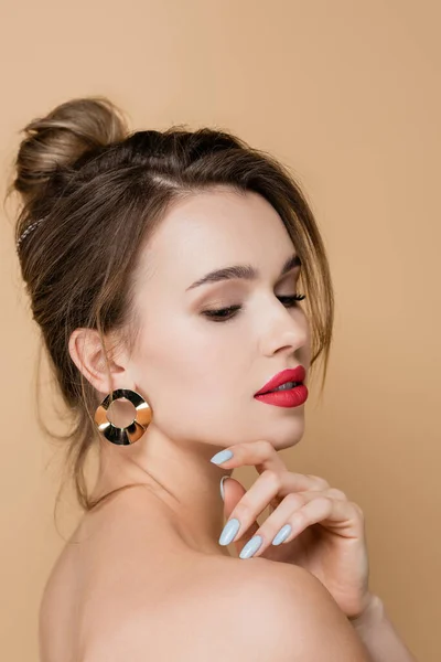Mujer Joven Con Maquillaje Pendientes Oro Posando Aislado Beige —  Fotos de Stock