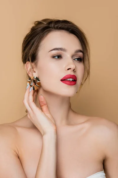 Young Woman Naked Shoulders Touching Golden Earring While Looking Away — Stock Photo, Image