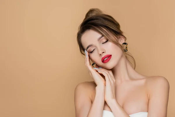 Jonge Vrouw Strapless Top Poseren Met Gesloten Ogen Geïsoleerd Beige — Stockfoto