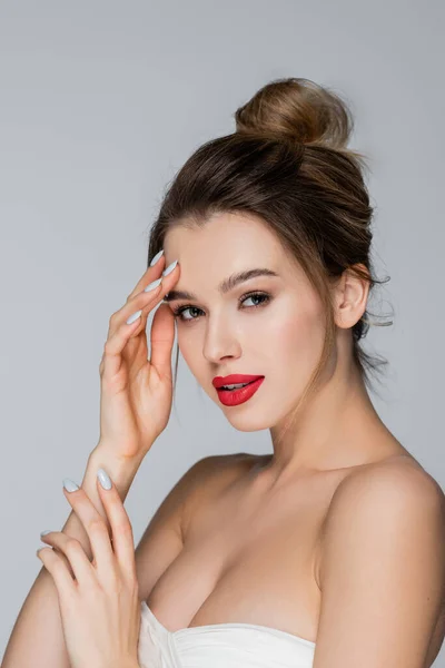 Jolie Femme Avec Des Lèvres Rouges Regardant Caméra Tout Touchant — Photo