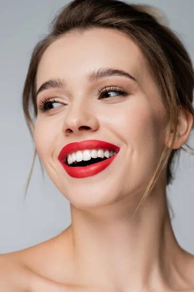 Primer Plano Retrato Mujer Alegre Con Labios Rojos Mirando Hacia — Foto de Stock