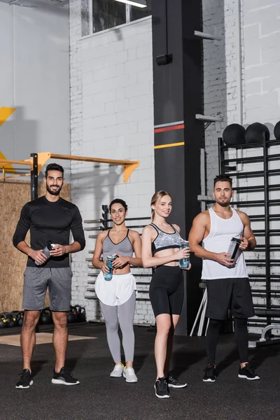 Positive Multiethnische Menschen Mit Sportflaschen Der Turnhalle — Stockfoto