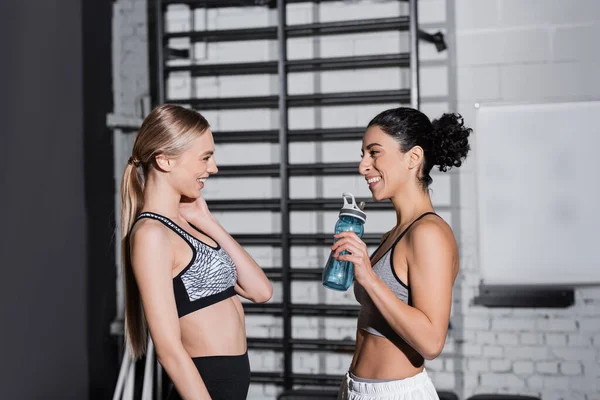 Vista Lateral Deportistas Interracial Positivos Con Botella Deporte Hablando Gimnasio — Foto de Stock