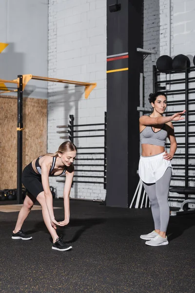 Positive Multiethnische Sportlerinnen Dehnen Sich Fitnessstudio — Stockfoto