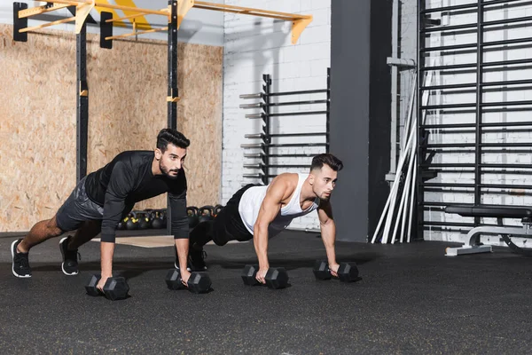 Jóvenes Deportistas Interracial Haciendo Ejercicio Con Mancuernas Gimnasio — Foto de Stock