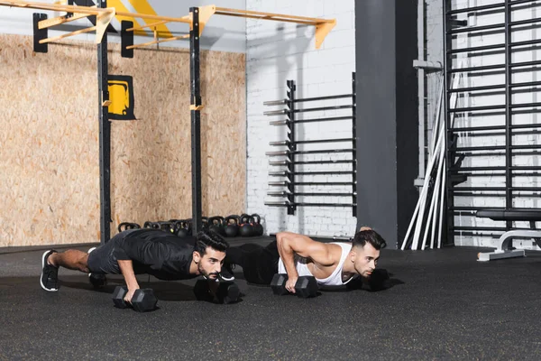 Deportistas Multiétnicos Haciendo Flexiones Con Mancuernas Gimnasio — Foto de Stock