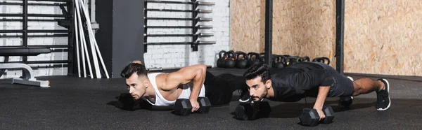 Young Interracial Friends Doing Press Ups Dumbbells Gym Banner — Stock Photo, Image