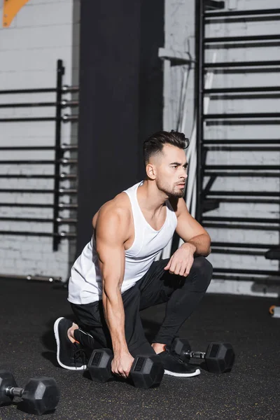 Jovem Desportista Segurando Halteres Durante Treinamento Ginásio — Fotografia de Stock