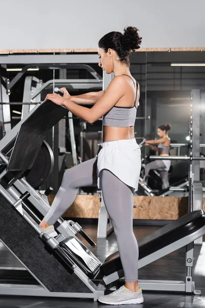 Side View Middle East Sportswoman Training Leg Press Machine Gym — Stock Photo, Image