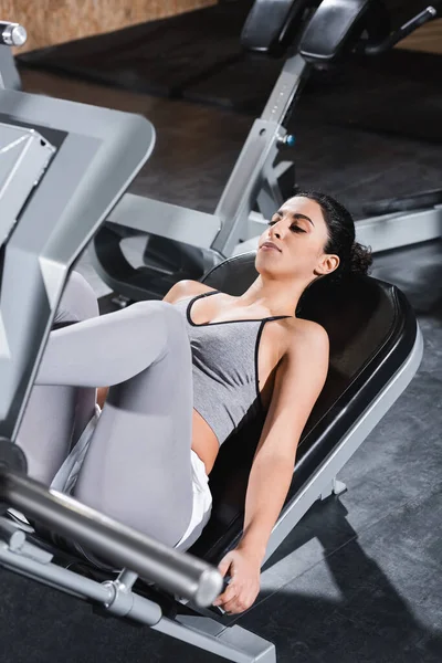 Orta Doğulu Sporcu Kadın Spor Salonunda Bacak Pres Makinesi Eğitimi — Stok fotoğraf