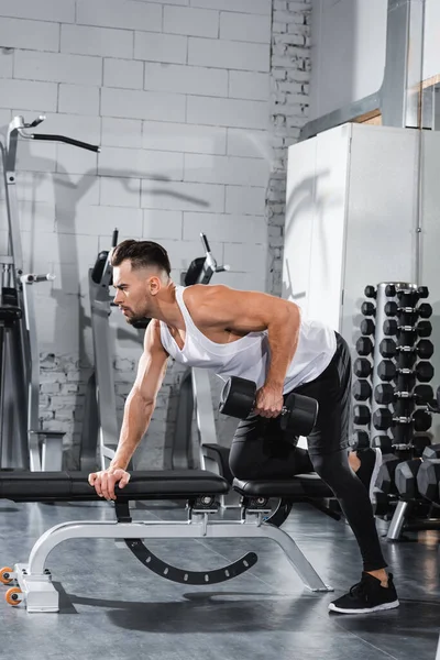 Sidovy Över Atletisk Idrottare Träning Med Hantel Platt Bänk Gym — Stockfoto