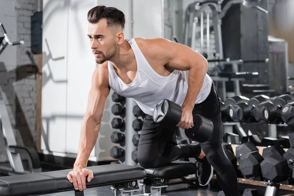 Joven Deportista Haciendo Ejercicio Con Mancuerna Banco Plano Gimnasio —  Fotos de Stock