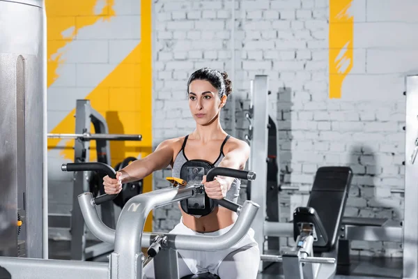 中东女运动员在健身房里和B机一起锻炼 — 图库照片