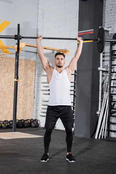 Sportsman Levantando Barbell Centro Esportes — Fotografia de Stock