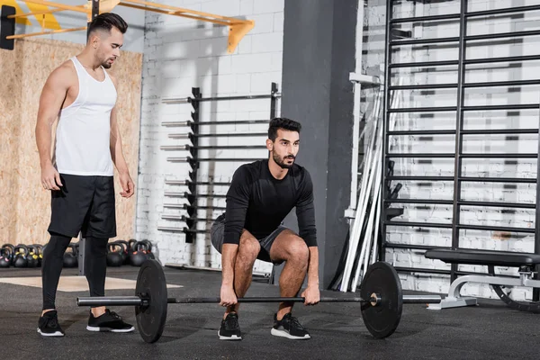 Esportista Árabe Treinando Com Barbell Perto Treinador Ginásio — Fotografia de Stock