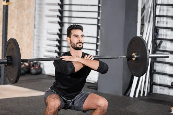 Арабский Спортсмен Тренируется Штангой Размытом Спортивном Центре — стоковое фото