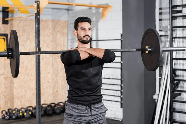 Arabischer Sportler Trainiert Mit Langhantel Verschwommenem Fitnessstudio — Stockfoto