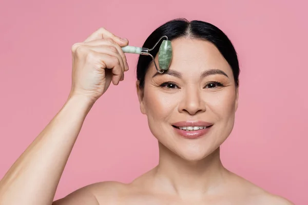 Sorrindo Mulher Asiática Com Ombros Nus Massagem Testa Com Jade — Fotografia de Stock