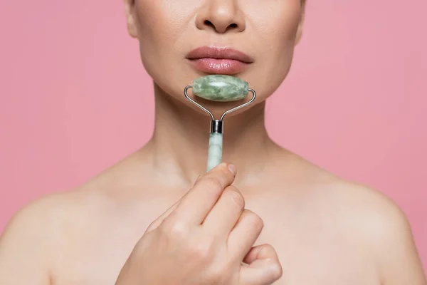 Gewassen Weergave Van Vrouw Met Naakte Schouders Masseren Kin Met — Stockfoto