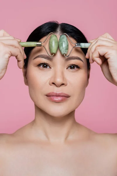 Mulher Asiática Com Ombros Nus Massageando Testa Com Rolos Jade — Fotografia de Stock