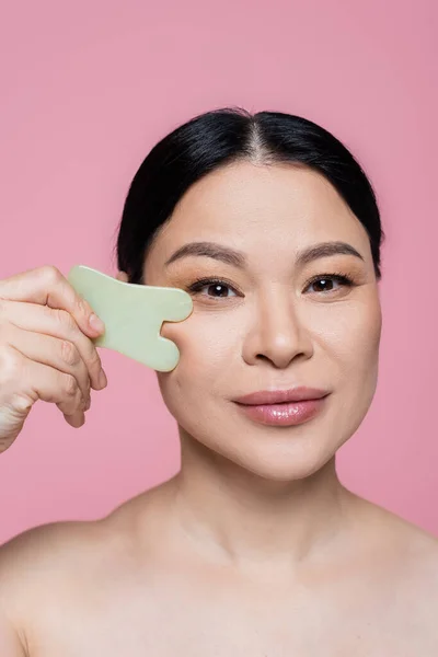 Asiatico Donna Guardando Fotocamera Mentre Massaggio Faccia Con Giada Pietra — Foto Stock