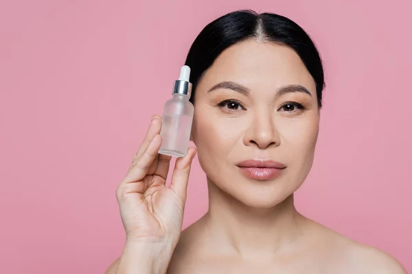Asian Woman Holding Bottle Cosmetic Serum Isolated Pink — Stock Photo, Image