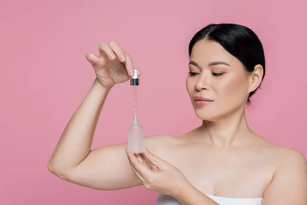 Mujer Asiática Sosteniendo Botella Gotero Suero Aislado Rosa —  Fotos de Stock