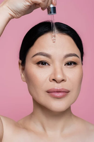 Asijské Žena Nahý Ramena Použití Sérum Tvář Izolované Růžové — Stock fotografie