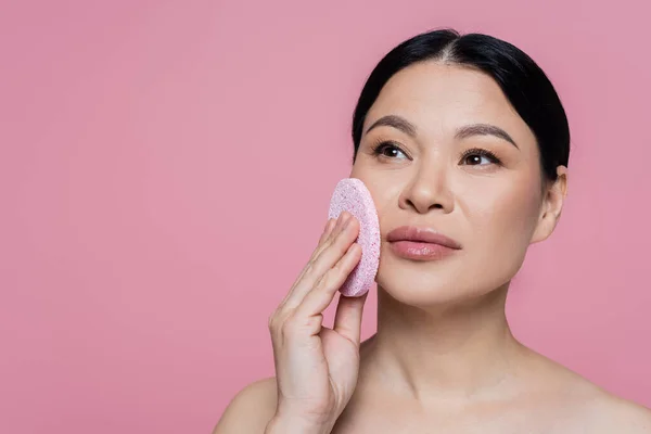 Asiatico Donna Pulizia Faccia Con Spugna Isolato Rosa — Foto Stock