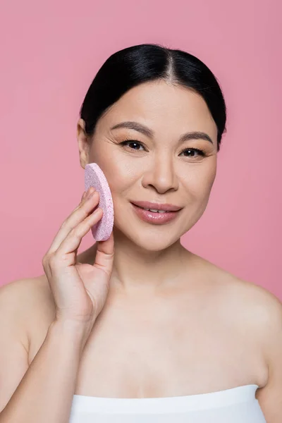 Sorrindo Asiático Mulher Topo Limpeza Rosto Com Esponja Olhando Para — Fotografia de Stock