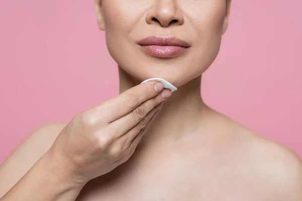 Vista Ritagliata Della Donna Con Spalle Nude Pulizia Mento Con — Foto Stock