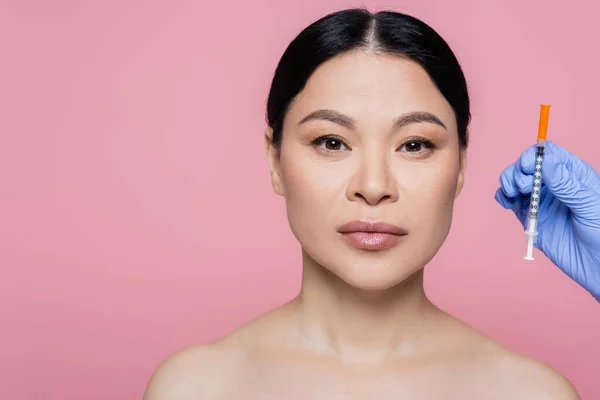 Kosmetička Drží Stříkačku Poblíž Asijské Ženy Izolované Růžové — Stock fotografie