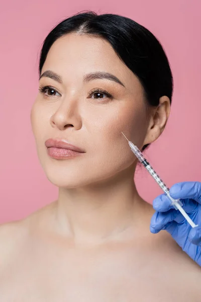 Cosmetologist Que Prende Seringa Perto Cara Mulher Asiática Isolada Rosa — Fotografia de Stock