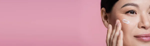 Corte Vista Ásia Mulher Aplicação Rosto Creme Rosto Isolado Rosa — Fotografia de Stock