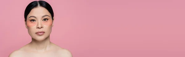 Азійка Очними Плямами Дивиться Камеру Ізольовану Рожевому Плакаті — стокове фото