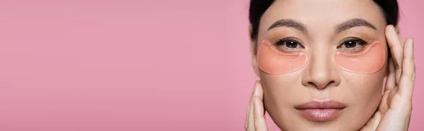 Asiatin Mit Hydrogel Augenklappen Blickt Isoliert Auf Rosa Kamera Banner — Stockfoto