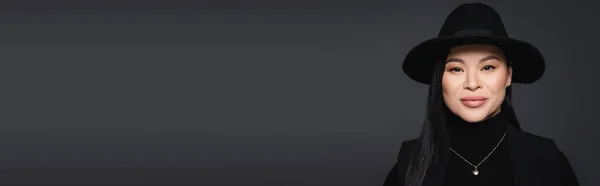 Портрет Азиатки Шляпе Шляпе Смотрящей Камеру Изолированную Темно Сером Баннер — стоковое фото