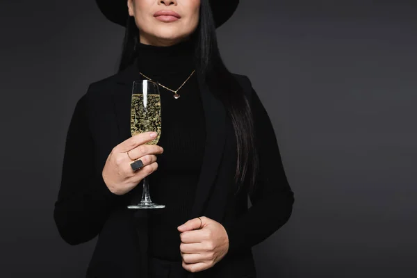 Gehakt Uitzicht Stijlvolle Vrouw Met Glas Champagne Geïsoleerd Donkergrijs — Stockfoto