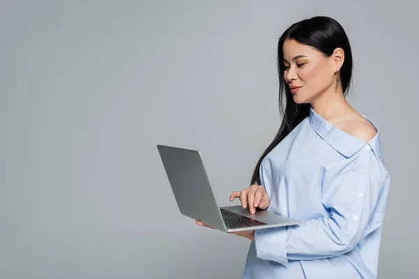 Mulher Asiática Blusa Com Ombro Usando Laptop Isolado Cinza — Fotografia de Stock